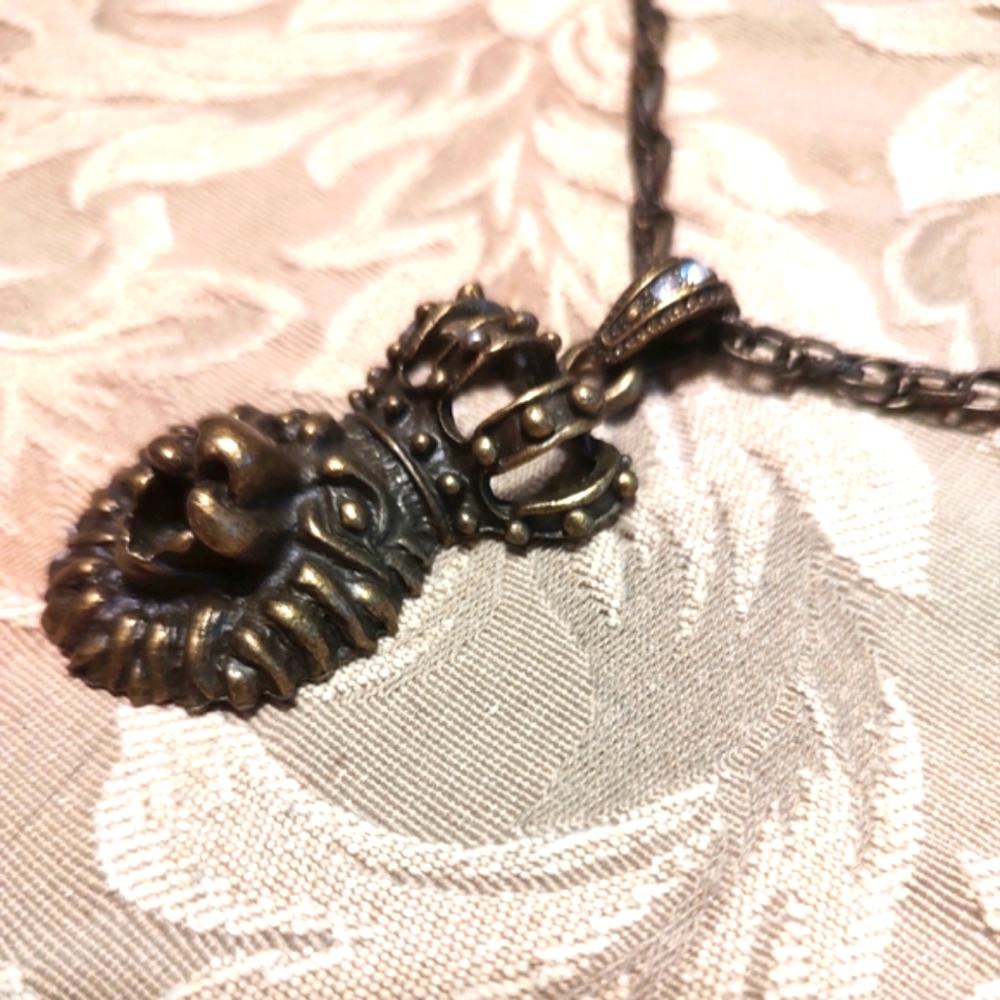 🦁Sensational Vtg 90's Antiqued Gold Brass & Rhinestone King Crown Lion Necklace - Picture 4 of 14